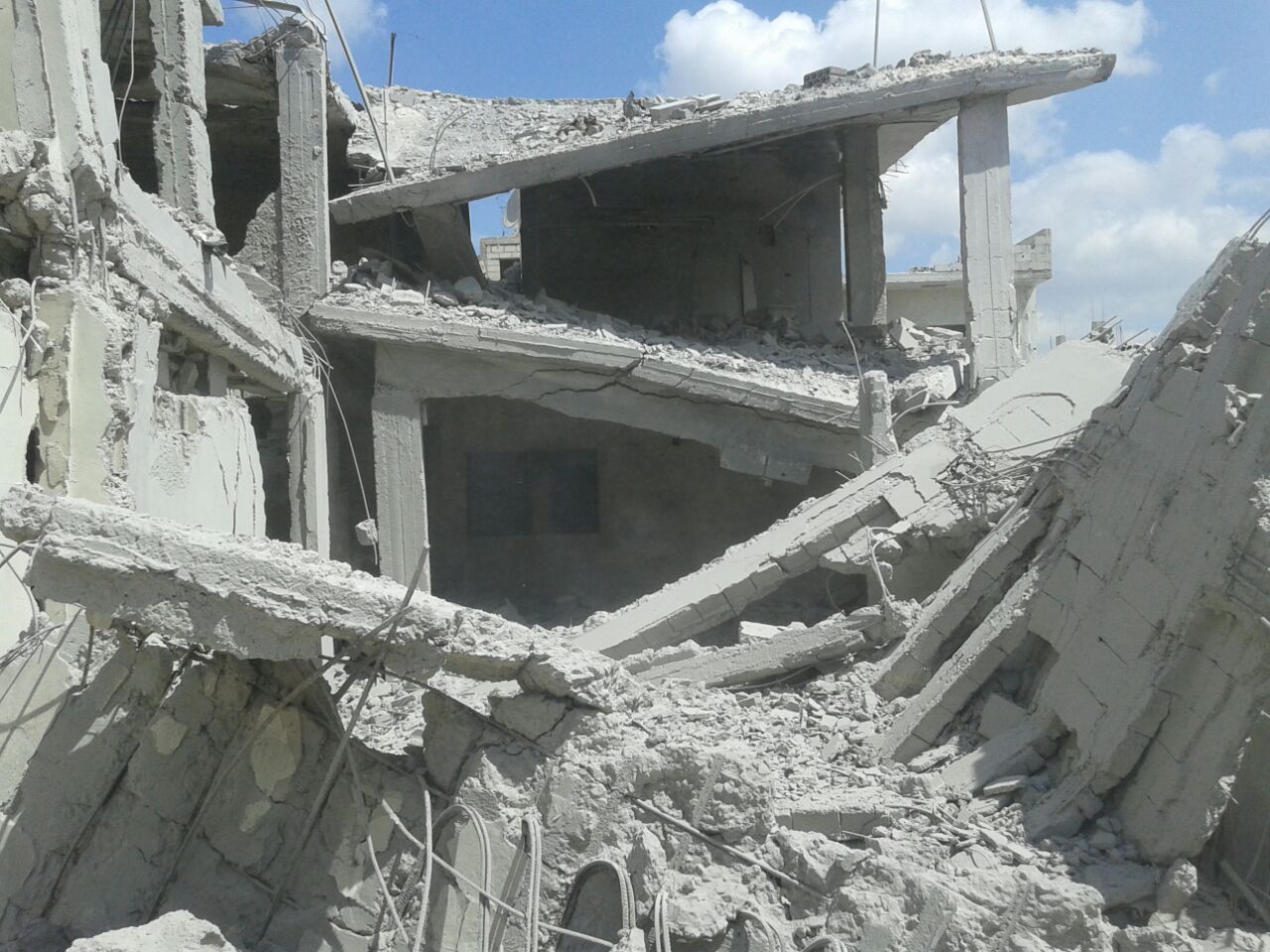 النظام يبدأ بترحيل الأنقاض من مخيم درعا