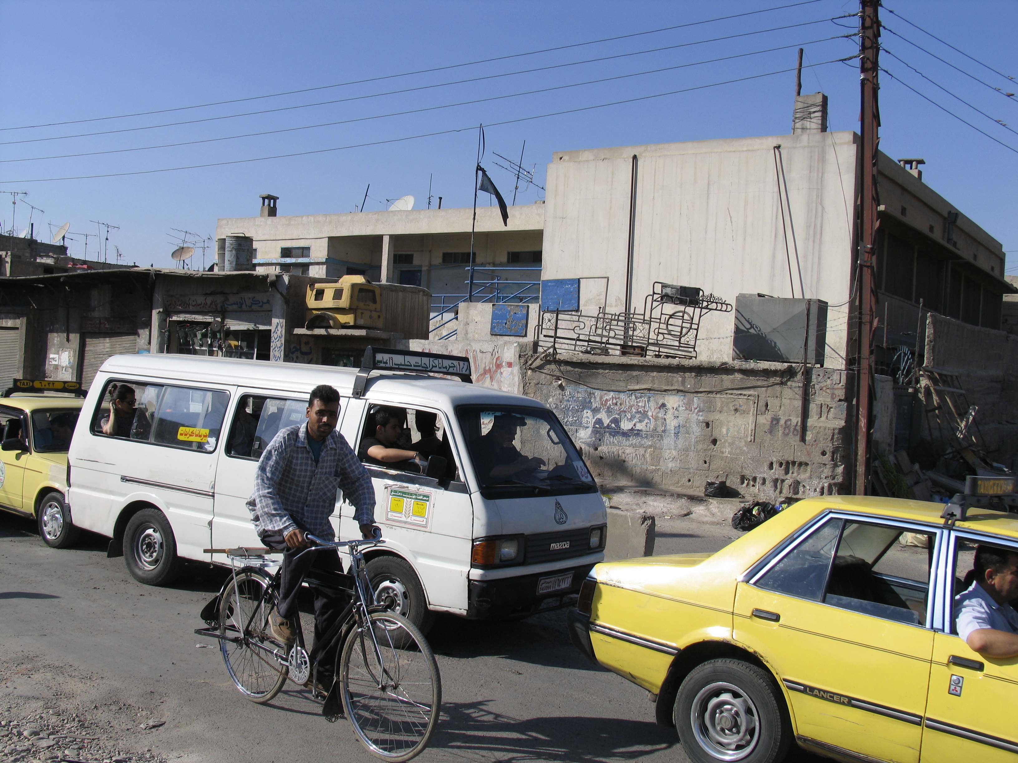 البطالة وغلاء المعيشة أبرز وجوه معاناة اللاجئين في مخيم جرمان