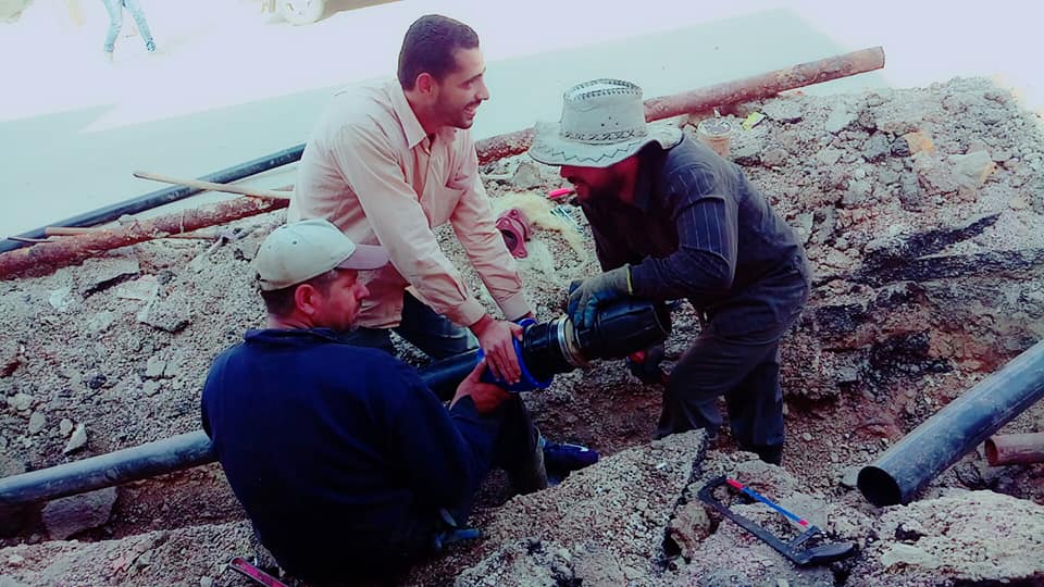 صيانة خط ضخ المياه الرئيسي المغذي لمخيم السبينة 