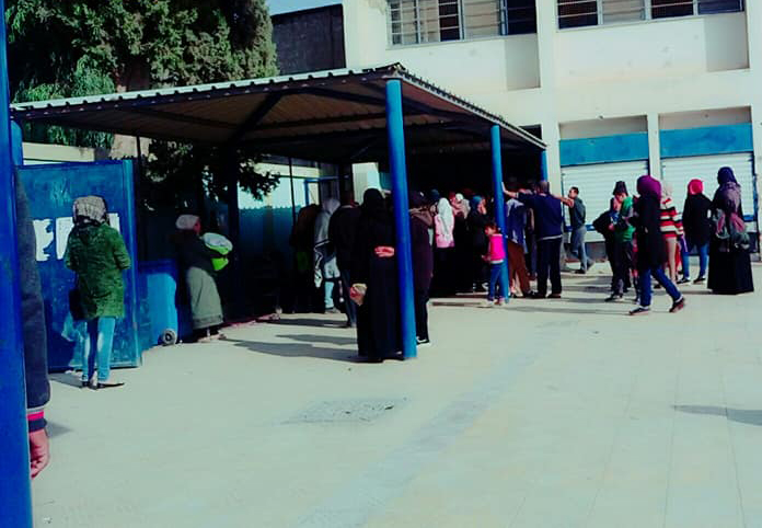 الأونروا توزع مساعدتها الغذائية على أهالي مخيم السبينة 