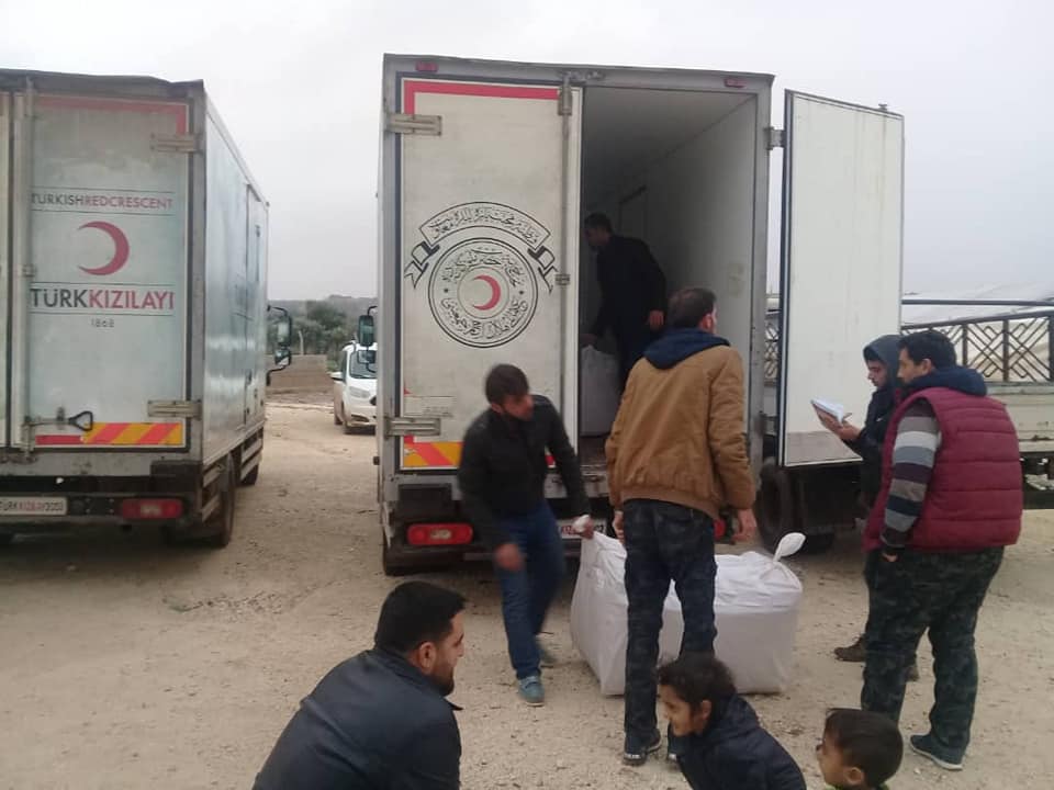 توزيع ملابس شتوية على الأطفال المهجرين في مخيم دير بلوط 