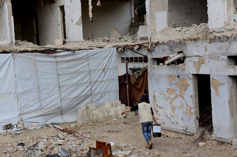 توزيع مادة المازوت على العائلات الفلسطينية المهجرة إلى الشمال السوري 