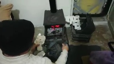 لاجئ فلسطيني سوري يواجه برد البقاع اللبناني بحرق "البلاستيك" للتدفئة