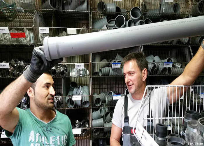 لاجئون فلسطينيون عاملون في السوق الألمانية يشتكون من تدني متوسط دخلهم  