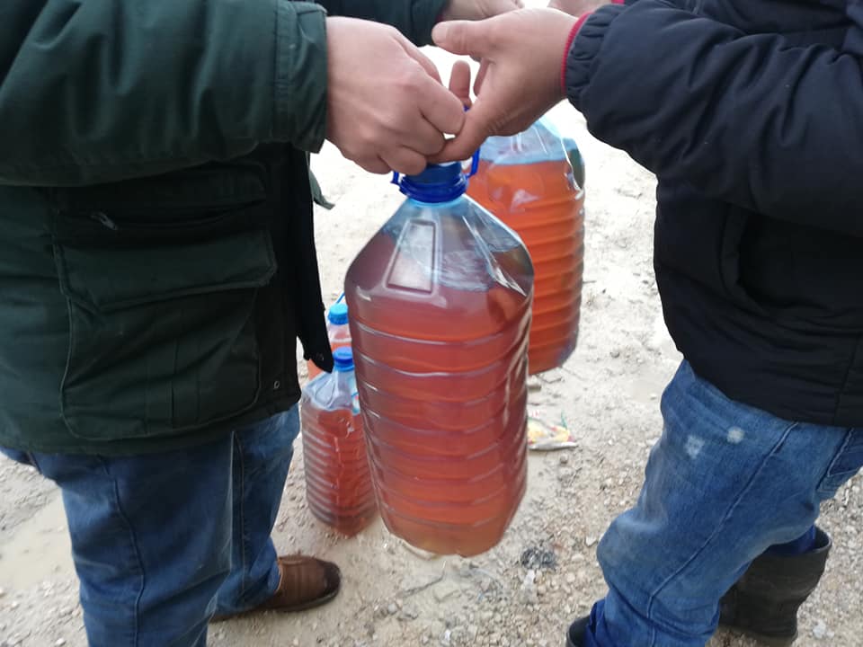 توزيع مادة المازوت على العائلات الفلسطينية والسورية في البقاع اللبناني 