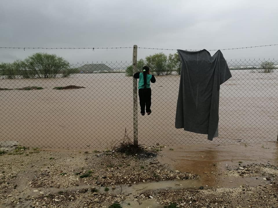 شاهد: المأساة تتكرر .. يأبى الشتاء أن يرحل دون أن يضاعف مأساة مهجري مخيمي دير بلوط والمحمدية