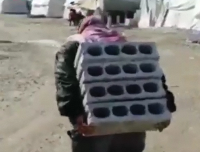 شاهد: مسن فلسطيني مهجر إلى مخيم دير بلوط يعمل في بيع أحجار البناء ليعين أسرته 