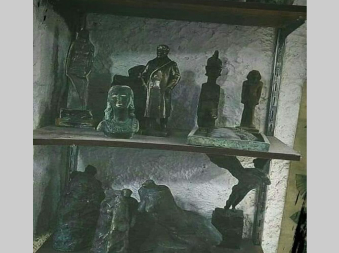 محل تحف في دمشق.. يبيع أعمال نحتية منهوبة من منزل فنان فلسطيني من أبناء مخيم اليرموك   