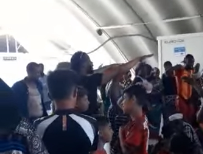 بينهم فلسطينيين من سوريا: لاجئون في جزيرة "كوس" اليونانية يحتجون على بطء الإجراءات وسوء الظروف المعيشية