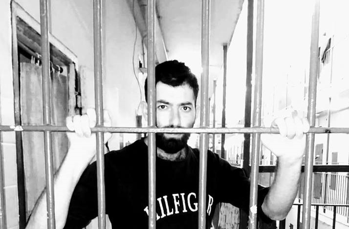 فلسطينيان سوريان محتجزان في اليونان منذ عام يجددان مناشدتهما لإطلاق سراحهما 