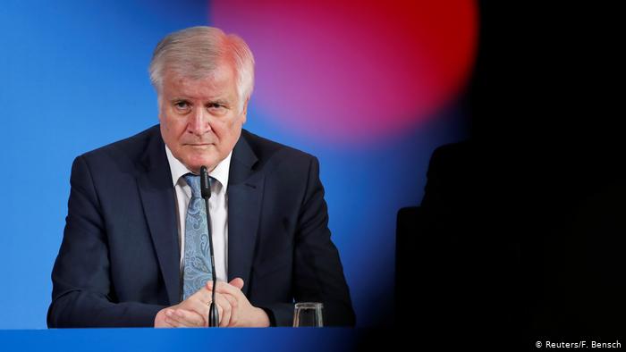 وزير الداخلية الألماني يقترح سحب اللجوء والترحيل من ألمانيا للسوريين الذين زاروا بلادهم