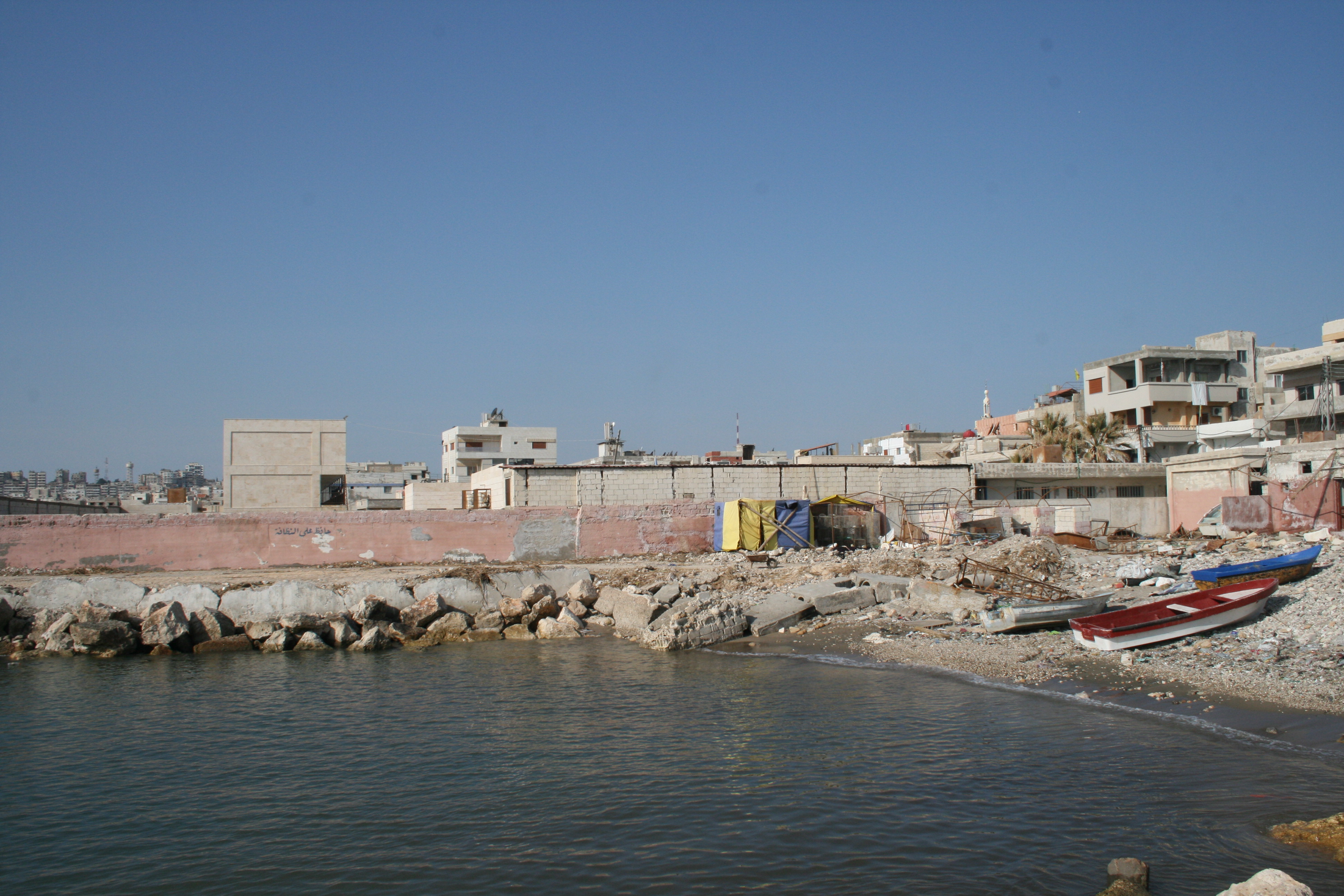 كاميرا مجموعة العمل من أجل فلسطينيي سورية تجول بمخيم الرمل في اللاذقية 