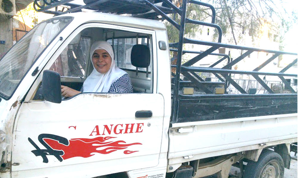 في يوم التطوع العالمي..الفلسطينية "أم فارس" عطاء مستمر من الغوطة إلى شمال سورية