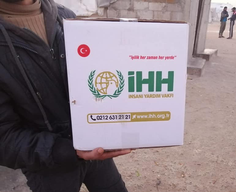 توزيع طرود منظفات في مخيم دير بلوط والمحمدية