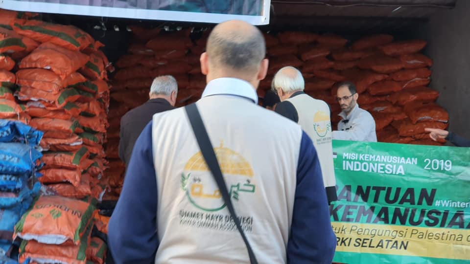 خير أمة توزع مادة الفحم على العائلات الفلسطينية السورية بمدينة أنطاكيا التركية