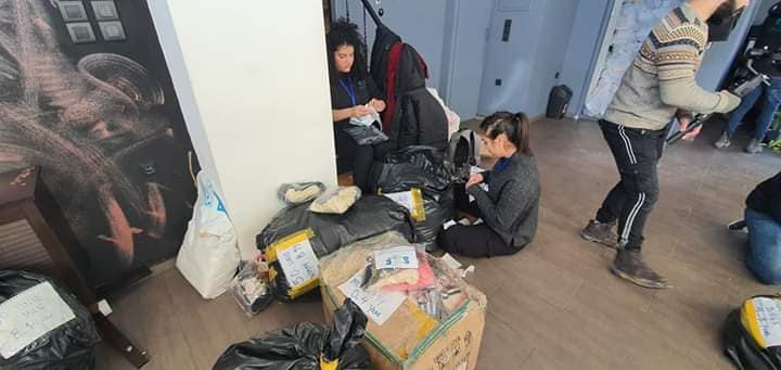 توزيع طرود إغاثية وملابس شتوية على المهجرين في المخيمات اليونانية 