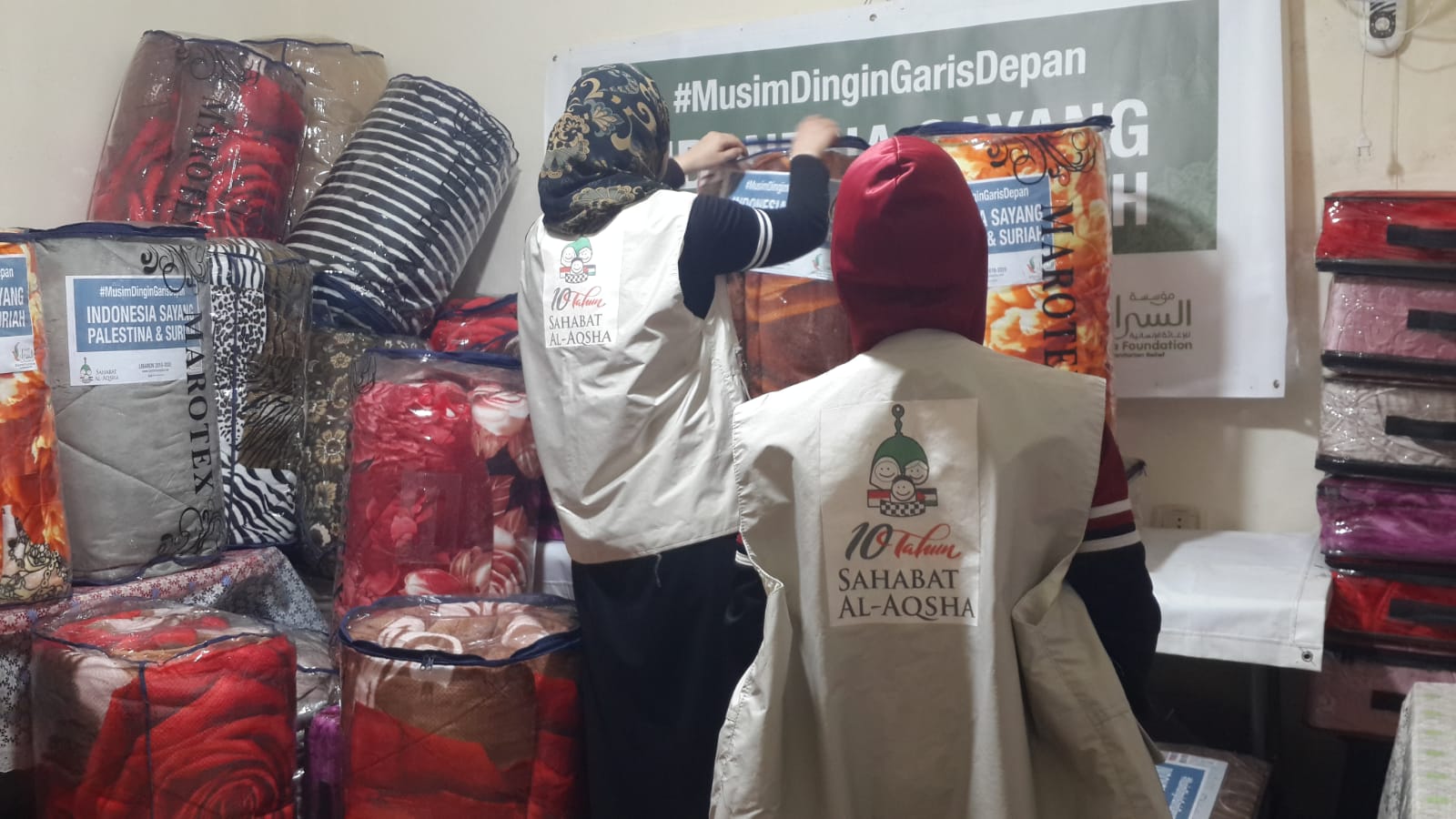 توزيع حرامات وأغطية على عدد من العائلات الفلسطينية السورية في لبنان 