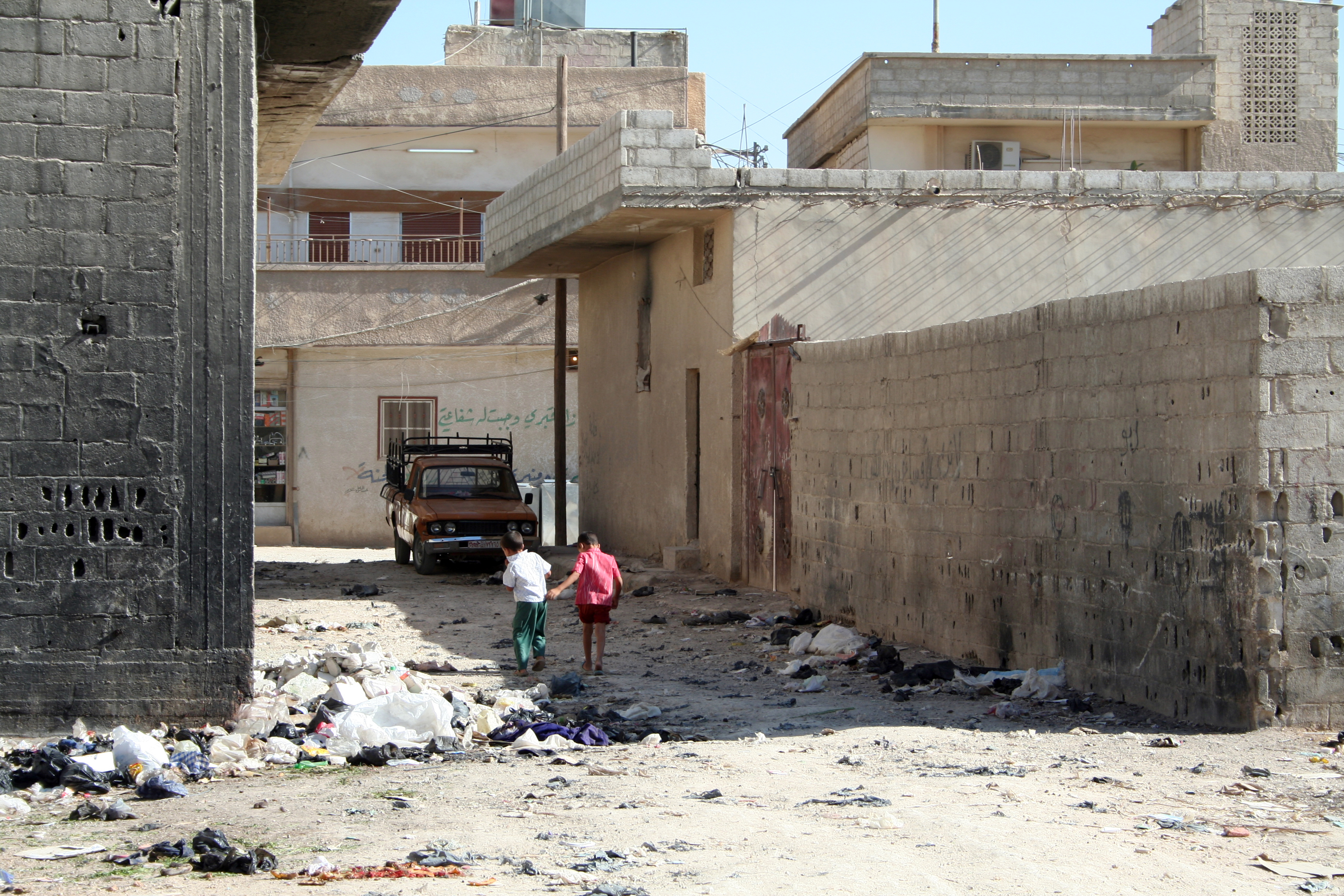 أحياء في مخيم الحسينية لم ترَ الكهرباء منذ أسابيع 