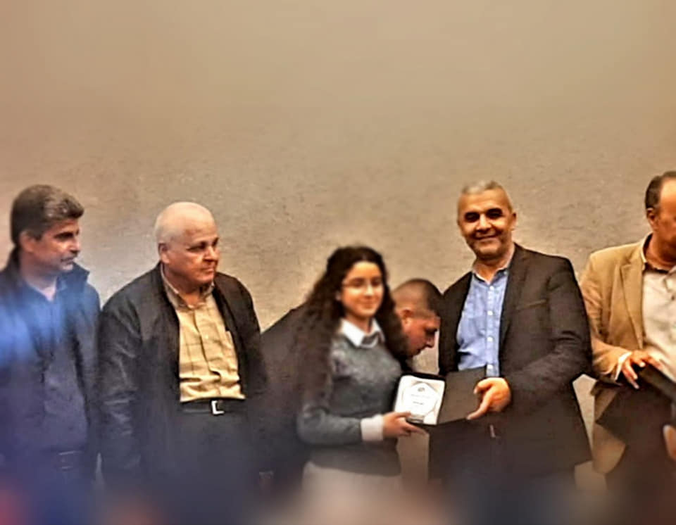 تكريم طالبة فلسطينية سورية مهجرة إلى لبنان لتفوقها الدراسي