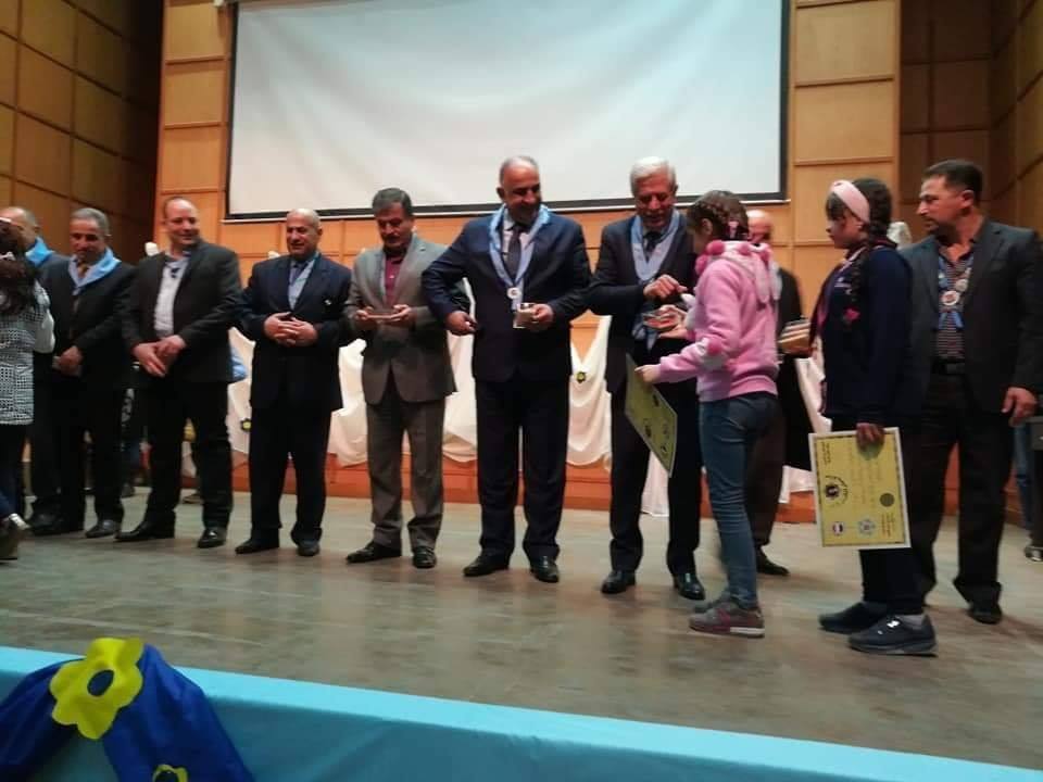 طفلة فلسطينية الأولى في سورية في تشكيل اللوحات الفنية من بقايا الطبيعة 