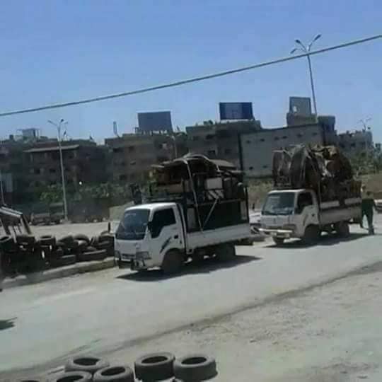 ناشطون كورونا  أوقف كل شيء إلا التعفيش في مخيم اليرموك 