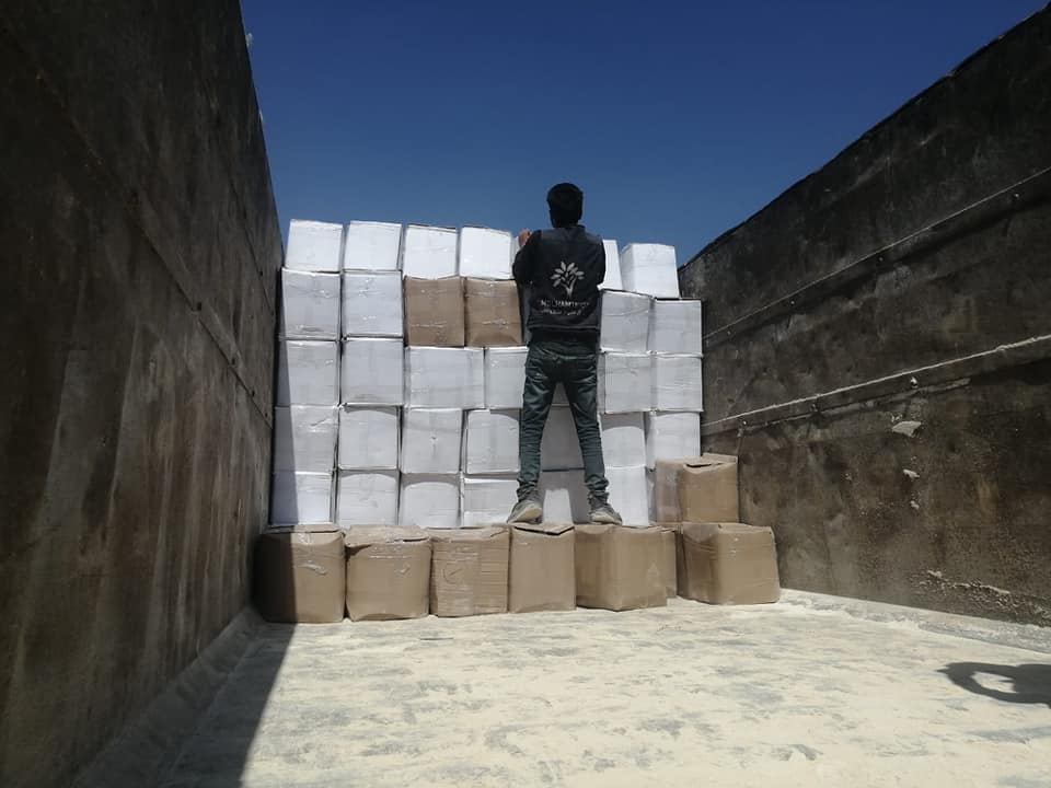 توزيع طرود غذائية في مخيمي دير بلوط والمحمدية بمدينة إدلب