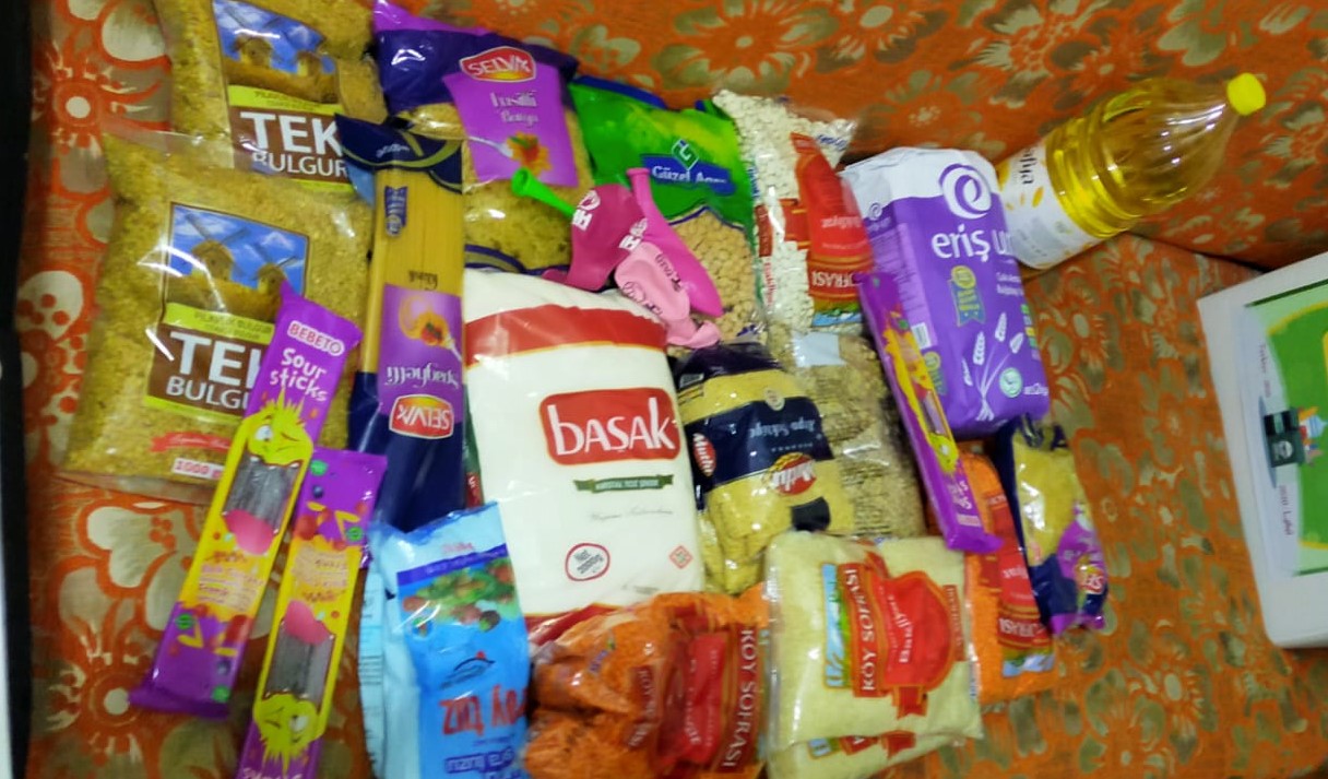 توزيع سلات غذائية على فلسطينيي سوريا في تركيا