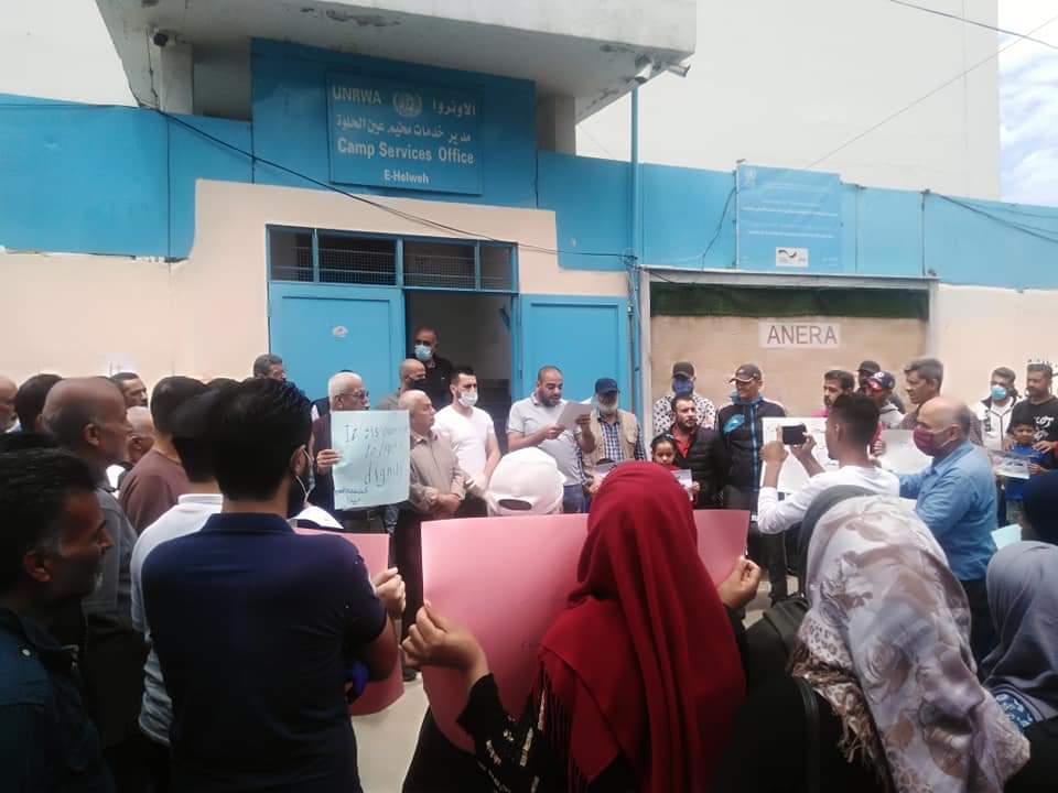 فلسطينيو سوريا يعتصمون أمام مقرات الأونروا في لبنان