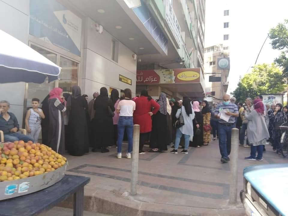 آلية التوزيع واقتطاع مبالغ مالية تثير حالة غضب عارمة بين أواسط فلسطينيي سورية في لبنان 