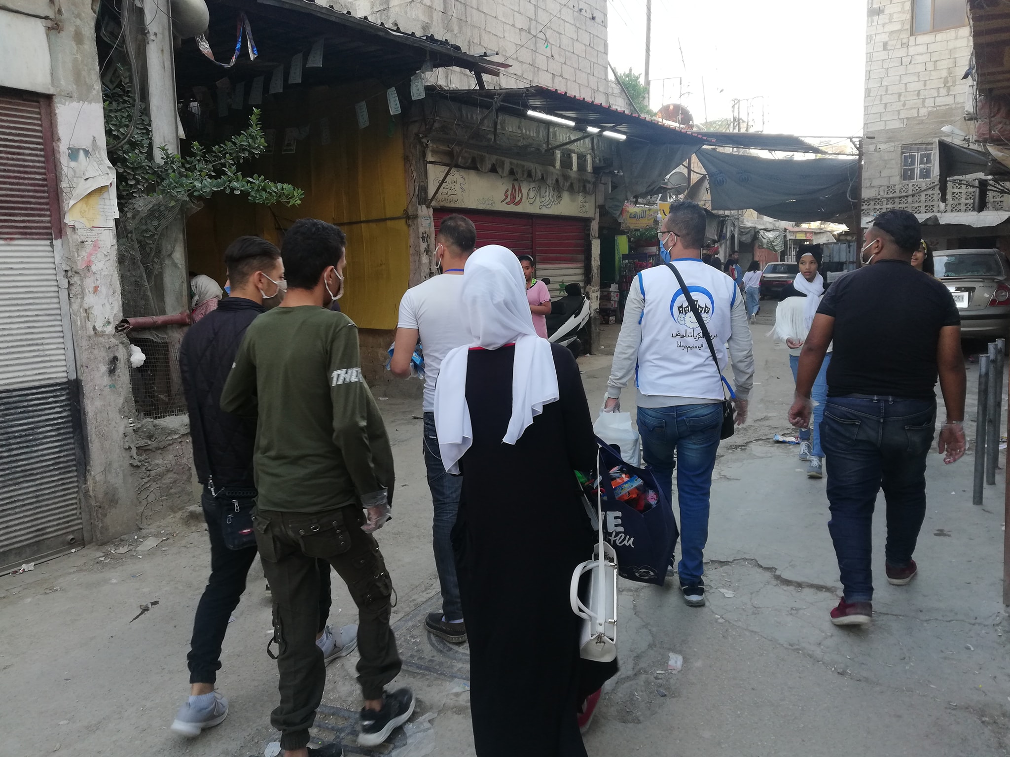 فريق تطوعي يزور الأطفال ويقدم لهم الهدايا في منازلهم بمخيم جرمانا