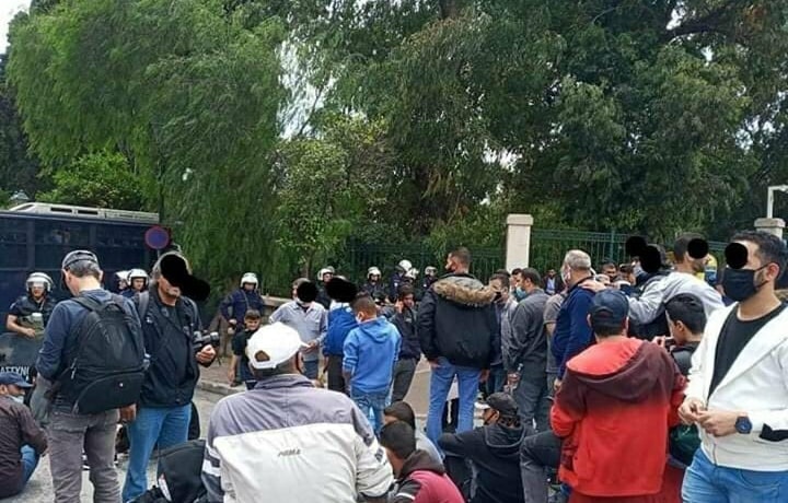  بماذا طالب اللاجئون المحتجون على قرارات إدارة الهجرة اليونانية 