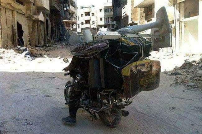 في مخيم اليرموك كل شيء مستباح حتى المصاحف لم تسلم من "التعفيش" 