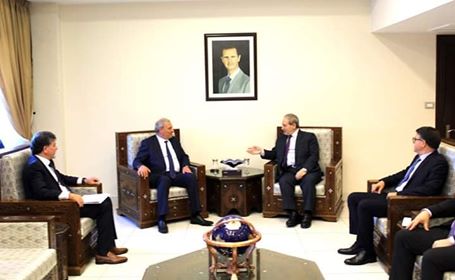 انتقادات واسعة بعد زيارة مبعوث السلطة لمقبرة الشهداء في مخيم اليرموك