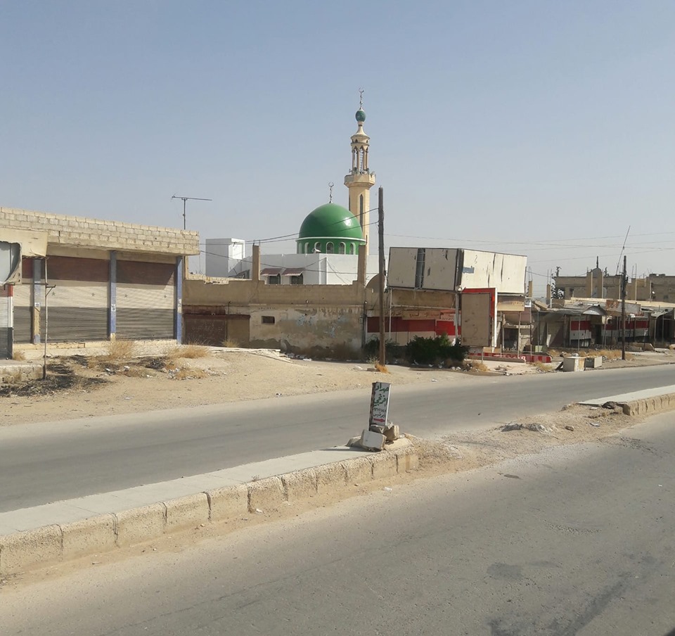 جشع سائقي الحافلات يزيد من أعباء أهالي مخيم خان الشيح