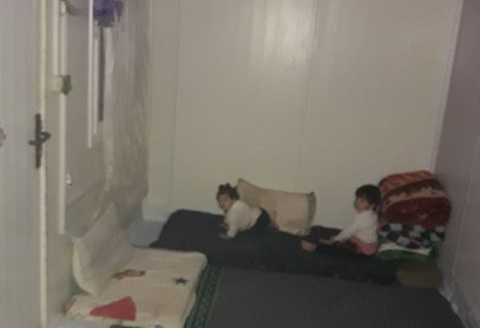 عائلة فلسطينية مهجرة في مخيم الرسالة تواجه أوضاعاً قاسية  