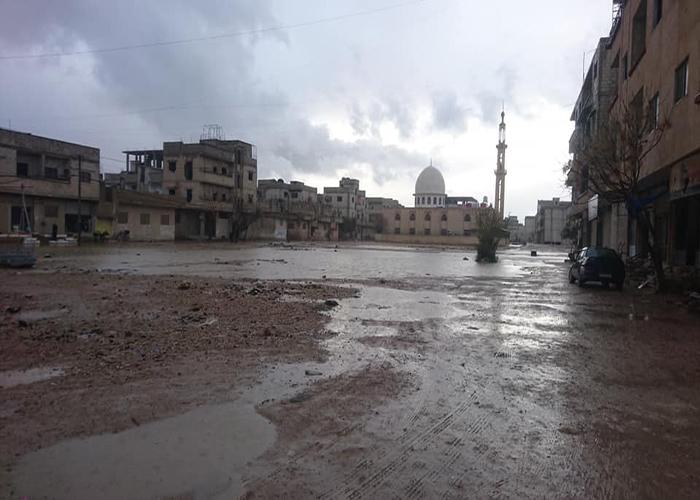 مخيم الحسينية.. الشتاء يفاقم المعاناة والطين يغمر الحارات والأزقة 