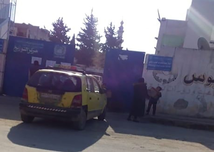 الأونروا تستمر بتوزيع مساعداتها الغذائية في مخيم النيرب بحلب 