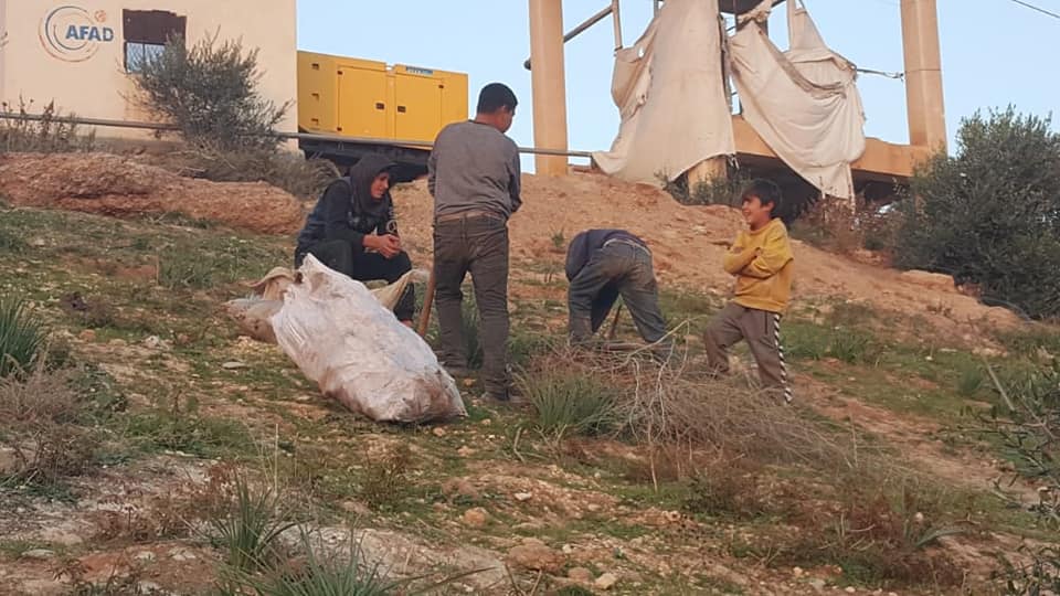 أطفال الخيام في مخيم المحمدية يجمعون البلاستيك للتدفئة 