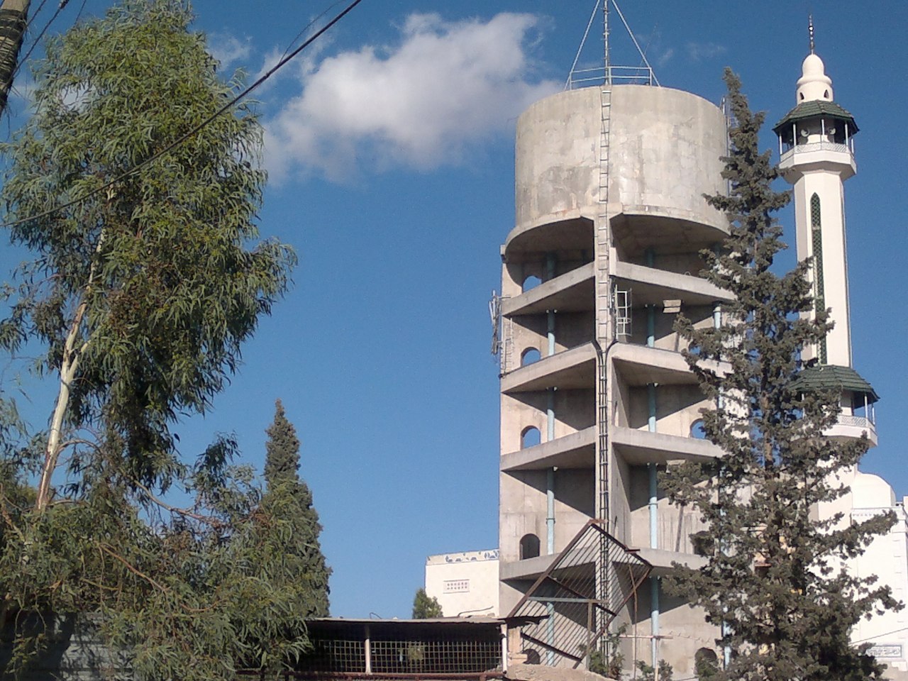 شكوى من استمرار انقطاع المياه في مخيم خان الشيح