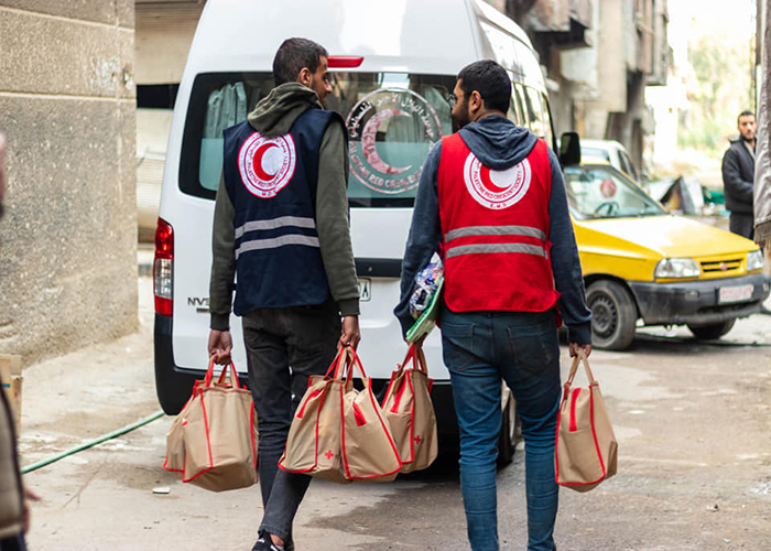 توزيع حصص وقائية لمواجهة كورونا في مخيم اليرموك 