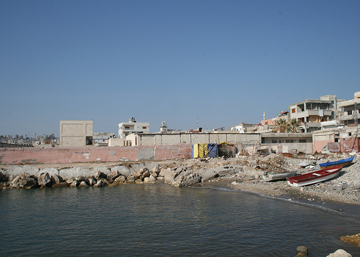 توزيع سلل صحية وحقائب مدرسية في مخيم الرمل باللاذقية 