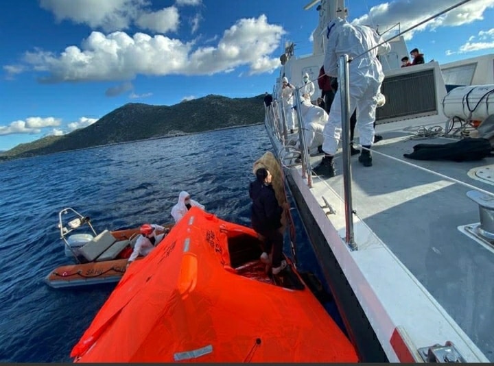 فقدان 5 مهاجرين إثر غرق قاربهم في بحر إيجة 