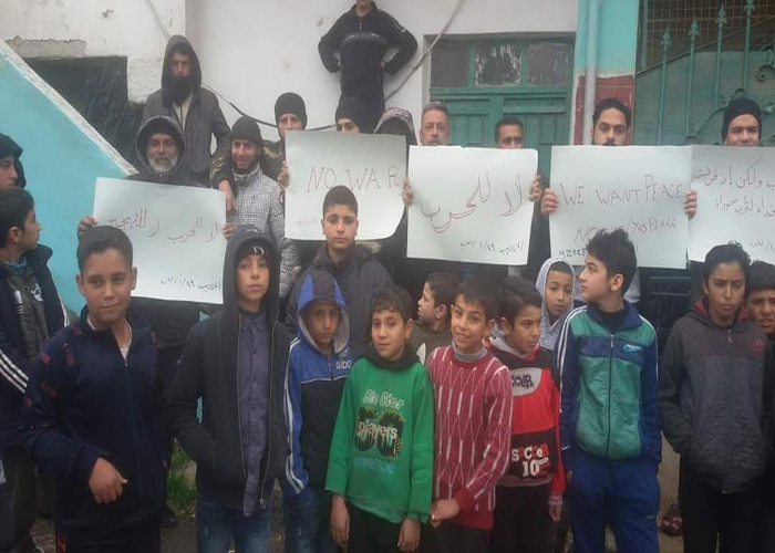 المزيريب.. وقفة احتجاجية للمطالبة بوقف الحرب 