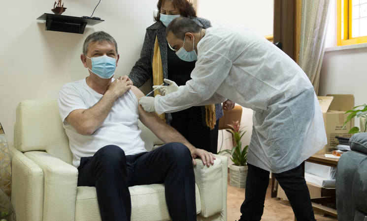 مفوض الأونروا يدعو إلى إدراج لاجئي فلسطين في الدعوة العالمية للقاح كورونا