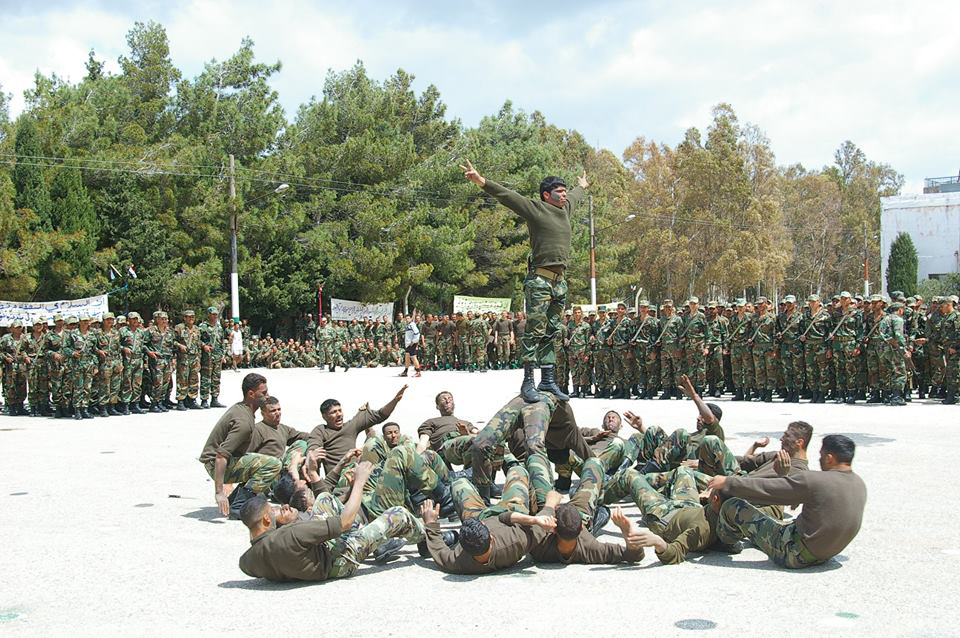 جيش التحرير الفلسطيني يخفض رواتب عناصره