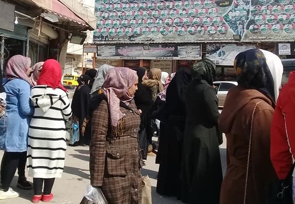 فوضى واستهتار. حافلات الركاب تزيد معاناة سكان مخيم النيرب