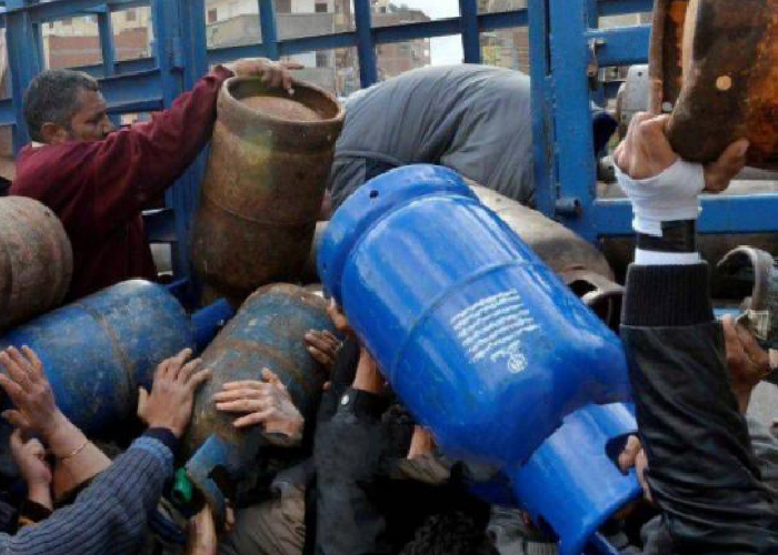 مخيم النيرب.. شكاوى من ظاهرة الغش في تعبئة اسطوانات الغاز المنزلي