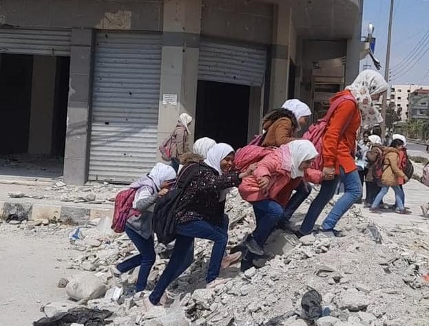 أهالي مخيم السيدة زينب والمناطق المجاورة يشكون إغلاق الطرقات