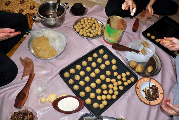 مخيم سبينة.. غلاء الحلويات يدفع الأهالي لصناعتها في منازلهم