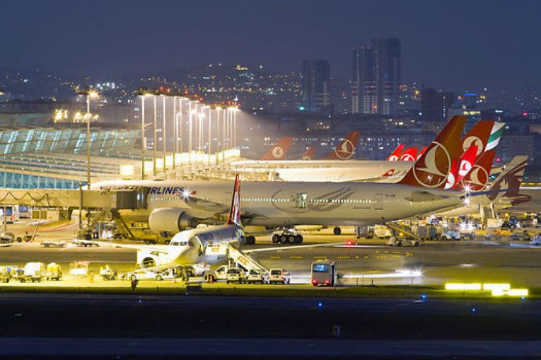 إسطنبول.. فلسطيني سوري يبتكر طريقة جديدة للخروج من مطار أتاتورك